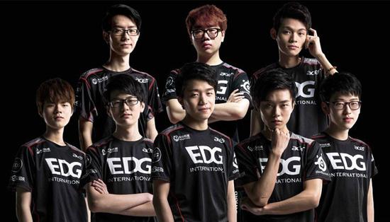 记者：埃泽的转会费支付结构尚未达成协议，水晶